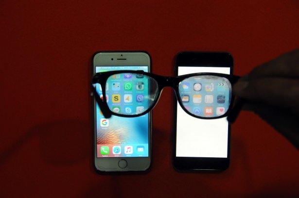 <p>Bismil İlçesi'nde cep telefonu bayiliği ve tamiratı yapan ortaokul ve lise diplomalarını dışarından alan Celal Göger, küçük yaşlardan bu yana elektronik aletlere meraklı olduğunu söyledi. Göger, İstanbul Sirkeci'de cep telefonu tamirciliği yaptıktan sonra 1999 yılında Bismil'e dönerek işyerini açtığını anlattı. Daha önce bir markanın ürettiği cep telefonuna Kürtçe yazılım hazırlayan Göger'in firmaya yaptığı Kürtçe yazılım dilinin eklenmesi istemini firmanın kabul etmediğini vurguladı.<br />
</p>