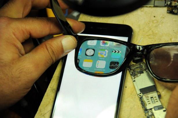 <p>Bu gözlükle telefon ekranına bakıldığında menü normal telefondaki gibi görünüyor ve istediğiniz işlemi yapabiliyorsunuz. Şu anda işin başındayım. Bana göre bu uluslararası boyutta bir buluş. Normal olarak bakıldığında görünmez halde olan cep telefonu ekranındaki menü, gözlüğü takanlar tarafından görülebiliyor. Destek verilirse yakın zamanda gözlüğe takacağım bir on-off düğmesiyle cep telefonu ekranındaki menünün görünüp görünmemesini sağlayacak bir sistem geliştireceğim. İstenildiğinde gözlükteki bu düğmeye basılarak bluetooth kullanılarak anında cep telefonu ekranındaki menünün görünür veya görünmez olması sağlanabilecek. Yani telefon ekranındaki menünün görünüp görünmemesi telefonu kullanan kişinin elinde olacak."</p>
