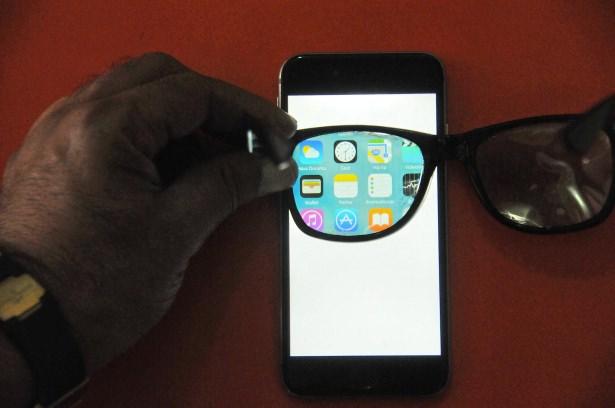 <p>"Televizyonda izlediğiniz kanal ve filmi kimse görmeden gözlük takarak izleyebilirsiniz. Tablet, cep telefonlarınızla işlem yaparken veya televizyonda film izlerken başkaları bu ekranları bembayaz görecek. Destek alırsam yakında yollarda kişilerin ellerinde ekranı bembeyaz olan telefonları sık kullanmaya başladıklarını görebiliriz. Önce kahvede denedim. Bembeyaz görünen telefon ekranında gözlük takıp sürekli işlem yaptım. Diğer vatandaşlar bakıp merak etti. 'Ekranda bir şey yok deli misin ne yapıyorsun?' dediler.</p>

