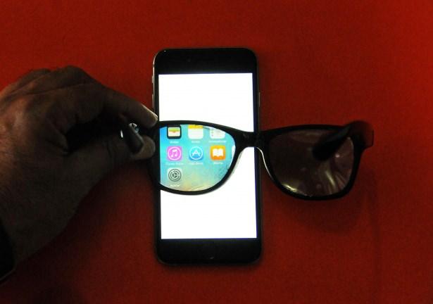 <p>Gözlük taktıklarında şaşırıp kaldılar ve bu telefonların ne zaman piyasaya çıktığını sordular. Yazılım dosya haline getirip patent için başvurmayı düşünüyorum. Patent alırsam üretime geçeceğim. Şu anda bir gözlüğü 3 dolara mal ediyorum. Telefona yüklediğim yazılımla birlikte toplamda 4 dolar ediyor. Ama ikinci safhaya yani bluetooth ile tek düğmede görünür veya görünmez hale getiren son aşamaya gelindiğinde ise gözlüğün fiyatı 10 doları bulacak. 10 dolarlık gözlüğü kullanarak telefonun ekranındaki menünüsü görünür veya görünmez hale getirebiliyorsunuz." </p>
