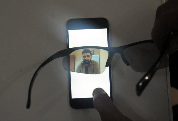 <p>Kendisine olanak tanınması halinde tomografiye gerek duyulmadan gözlükle insan vücudundaki tıkalı damarları görecek gözlük yapmayı hedeflediğini belirten Göger, en büyük hedefinin ise CERN'de görevli Türk profesörlerin kendisine davet göndermesi olduğunu bildirdi. iyarbakır'ın sürekli çatışmalarla anılmasını istemediğini de belirten Göger, "Sıkıntılı bir dönemden geçiyoruz. Diyarbakır sürekli bir çatışmayla değil bilimle de anılsın. Diyarbakırlı imkan ve fırsat verilirse insanlık yararına çok güzel şeyler yapabilir" dedi.</p>
<div> </div>