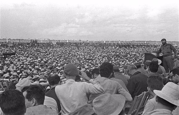 <p>Fidel Castro, Küba'nın çeşitli bölgelerinden yaklaşık 200 devrimciye liderlik ederek, Batista yönetimine son vermek isteyen bir gerilla grubu oluşturdu.</p>
<p> </p>