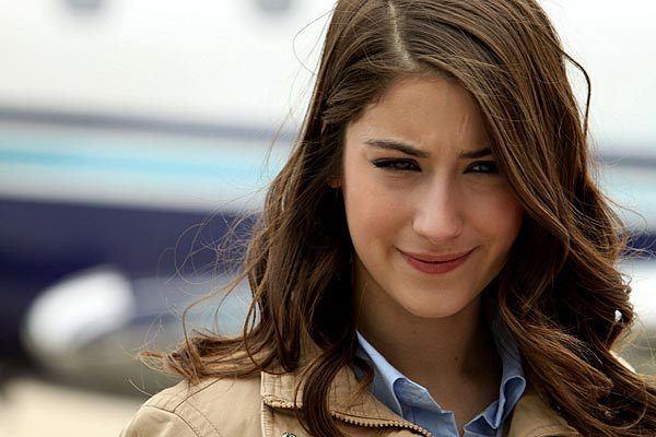 <p>Hazal Kaya</p>

<p>İyi derece İtalyanca biliyor.</p>
