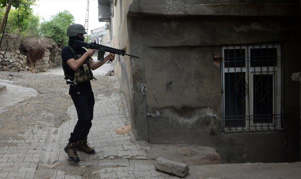 <p>PKK'lılar terk ettikleri bölgeleri ateşe verirken, bugüne kadar çok sayıda okul, cami ve kamu binasının yanı sıra 180 ev teröristler tarafından yakıldı. Evler büyük oranda tahrip olurken, bazıları ise kullanılamaz hale geldi.</p>

<p> </p>
