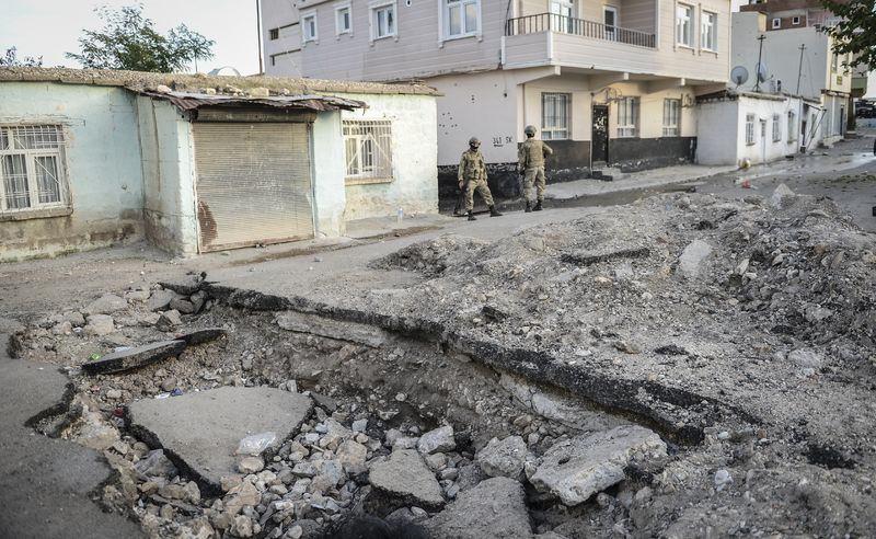 <p>Okulları, evleri hatta camileri mevzi olarak kullanan teröristler, binaların duvarlarında açtıkları deliklerden güvenlik güçlerine ateş ediyor, gasbettikleri iş makineleriyle sokaklarda açtıkları hendeklere tuzakladıkları patlayıcılarla güvenlik güçlerine zarar vermeyi amaçlıyor.</p>