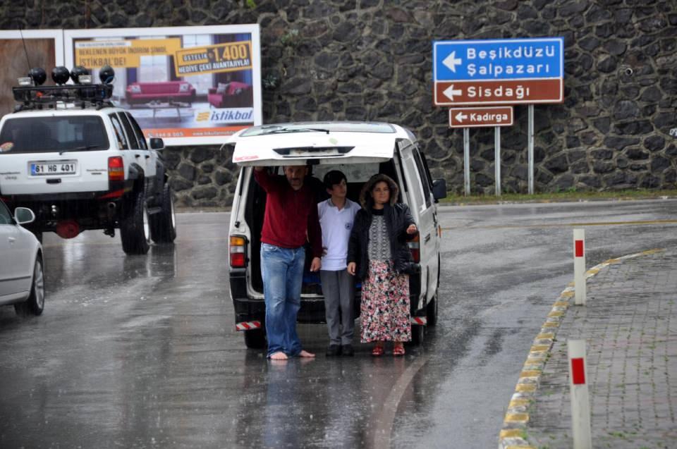 <p> Kısa sürede olay yerine gelen Büyükşehir Belediyesi itfaiye ekipleri, itfaiye aracının merdiveniyle öğrencilerin tahliyesine başladı. Tedbir amacıyla 112 Acil Sağlık, Afet ve Acil Durum (AFAD) Müdürlüğü ve UMKE ekipleri de okul önünde konuşlandırıldı.</p>