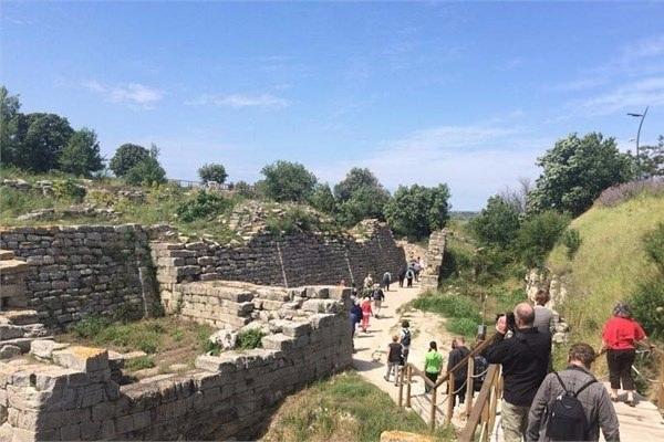 <p><strong>Truva</strong></p>
<p>Çanakkale'de Truva Savaşı'nın gerçekleştiği antik kent olan Truva 1865 yılında keşfedildi.</p>