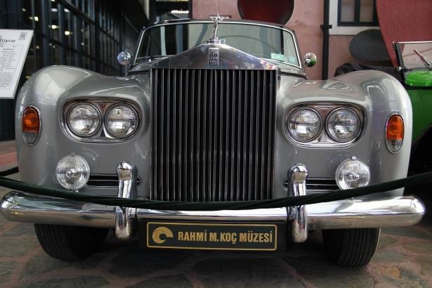 <p>1965 Rolls Royce Silver Cloud</p>

<p>Charles Rolls ve Henry Royce tarafından 1904 senesinde kurulan Rolls-Royce, otomobil dünyasının en saygıdeğer markalarından biri olarak ürettikleri olağanüstü kalitedeki otomobillerle tanınır. Düz 6 silindirli Cloud I'in V8 versiyonu olan Cloud II geliştirilerek, ihtişamlı Rolls Royce Silver Cloud III üretilmiştir. Bu araç, Atlantic Plakları'nın kurucusu ünlü yapımcı merhum Ahmet Ertegün'e aittir. </p>
