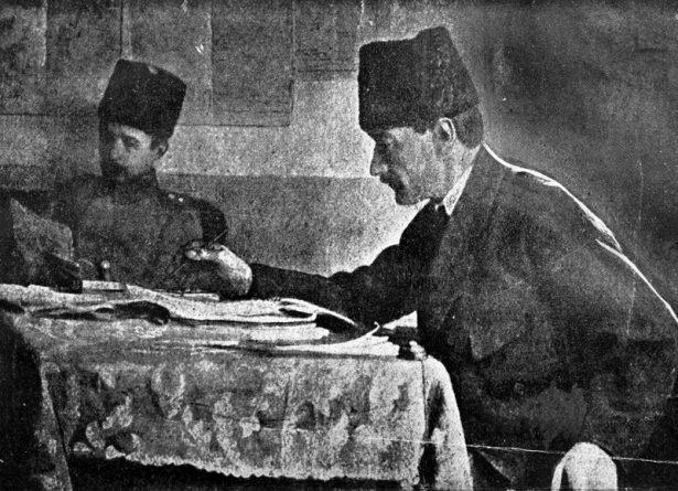 <p>Mustafa Kemal Atatürk, Albay İsmet İnönü ve arkadaşları "4 veya 5 Nisan akşamı" Ankara Ziraat Mektebi'nde bulunan karargahta Anadolu Ajansının kurulmasından söz edilen toplantıdalar... </p>