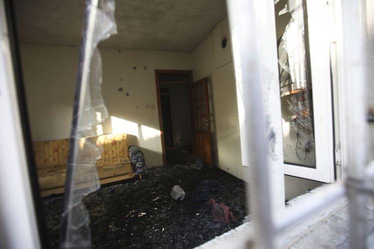 <p>5- Canlı bomba, Şahin Bey İlçesi, Akdere mahallesinde patlatıldı. Burada Kürtler, Aleviler, Türkmenler, Araplar yaşıyordu ve 6-8 Ekim Kobani olaylarında en çok çatışmanın yaşandığı yerdi. Bomba, tüm fay hatlarının kesiştiği yerin tam ortasında patlatıldı. Meseleyi anlayın.</p>
