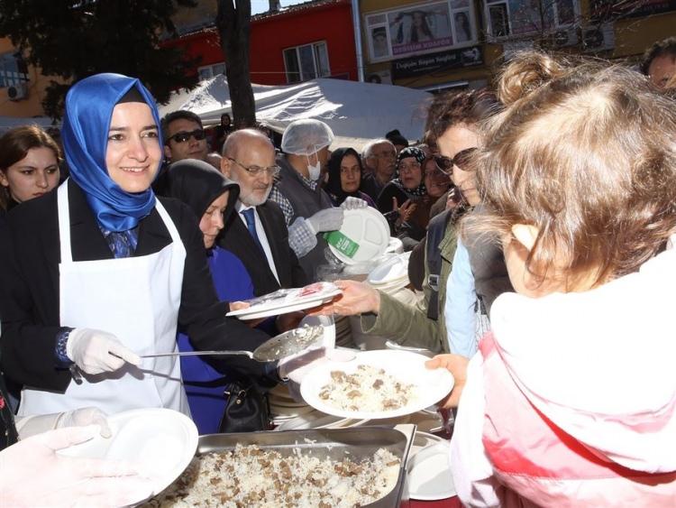 <p>Kendisine ikram edilmesini beklemeden pilavı vatandaşlara dağıtan Kaya'nın elinden pilav yemek isteyen vatandaşlar sıraya girdi. </p>