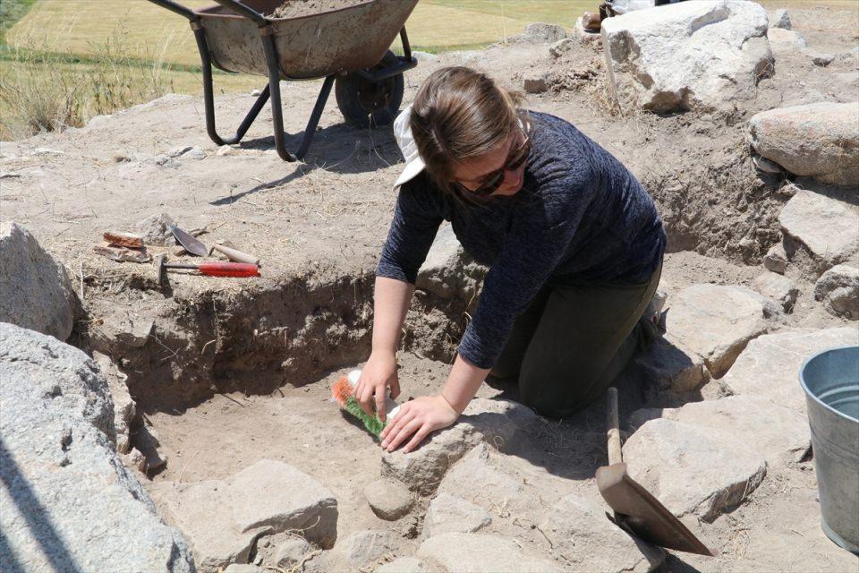 <p>Yozgat'ın Sorgun ilçesindeki Çadır Höyük'te 5 bin yıl öncesine ait bulgular, arkeologların elindeki fırça ve mala ile santim santim kazılan topraktan gün yüzüne çıkarılıyor.</p>
