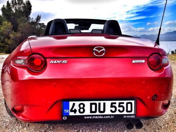 <p><span style="color:#FFFFFF">Şehir İçi Ortalama Tüketim / 8.3 lt<strong> (Test Tüketimi 110 km / ORTALAMA 9.2 LT)</strong><br />
Şehir Dışı Ortalama Tüketim / 4.9 lt<br />
Karma Yakıt Tüketimi / 6.0 lt</span></p>
<p><span style="color:#FFFFFF">Yıllık Vergisi / 997 TL</span></p>