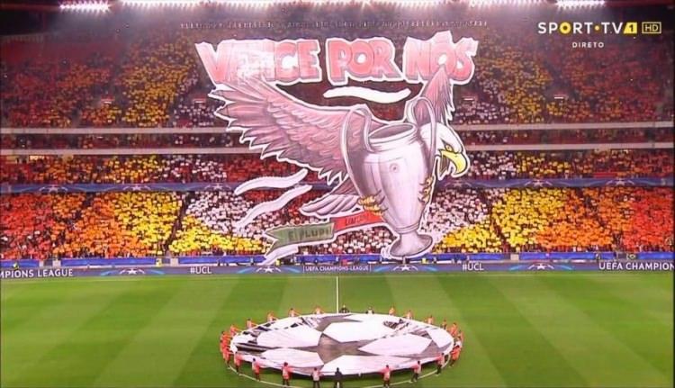 <p>Benfica taraftarından Dortmund maçı öncesi Şampiyonlar Ligi kupası ve kartallı koreografi</p>