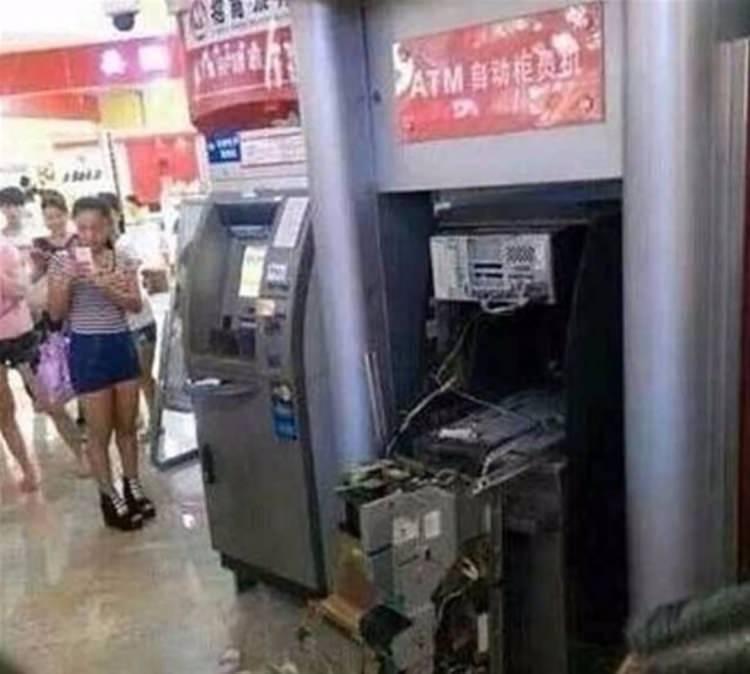 <p>ATM'nin son hali korkuç görünse de kadın kartını kurtarmayı başardı...</p>