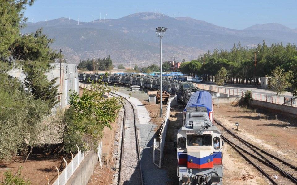 <p>İslahiye Garı’nda vagonlardan indirilen ZPT’ler konvoy halinde Topçu Alay Komutanlığı’nın Alpay Başaran Kışlası’na götürüldü.</p>
<p> </p>