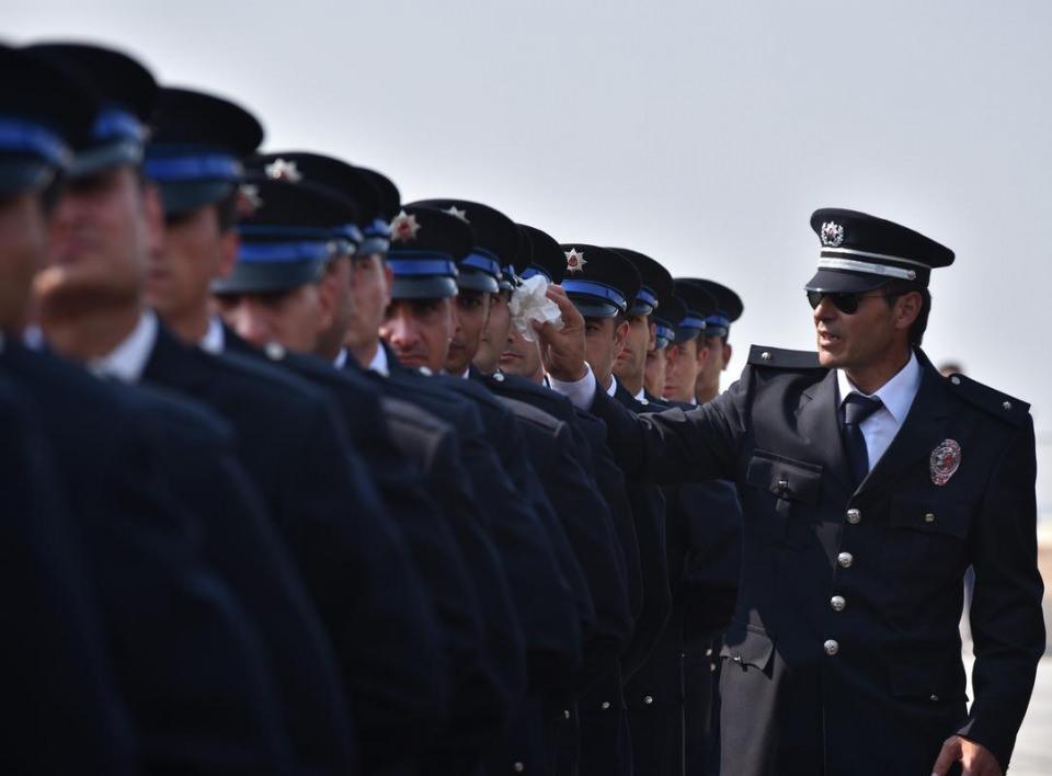 <p>Mersin Polis Meslek Eğitim Merkezinin (POMEM) 14. dönem eğitim programından mezun olan 481 polis adayı için tören düzenlendi. Tören sırasında bir görevli, öğrencilerin terlerini sildi.</p>