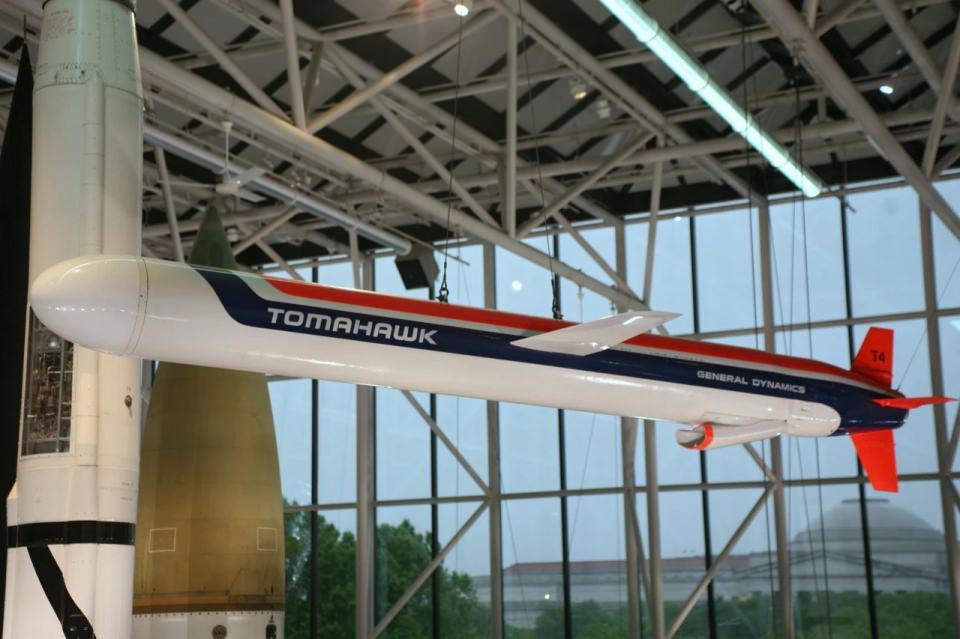 <p><strong> Toplam 1600 kilogram ağırlığındaki füze, 450 kilogramlık savaş başlığı taşıyor. Tomahawk’lar hedeflerini askeri uyduların hassas verilerini kullanarak buluyor.</strong></p>