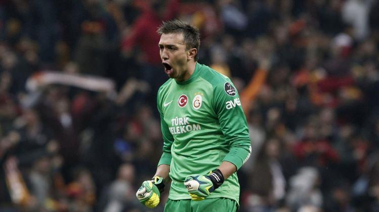 <p>13. Fernando Muslera<br />
<br />
Fernando Muslera, 30 yaşına yeni basmasına rağmen Uruguay forması ile 85 kez milli oldu. 2007 yılında Lazio ile anlaşan ve Avrupa'da da tanınmaya başlayan Muslera, 2011'den beri giydiği Galatasaray formasıyla adeta kalesind devleşiyor.</p>