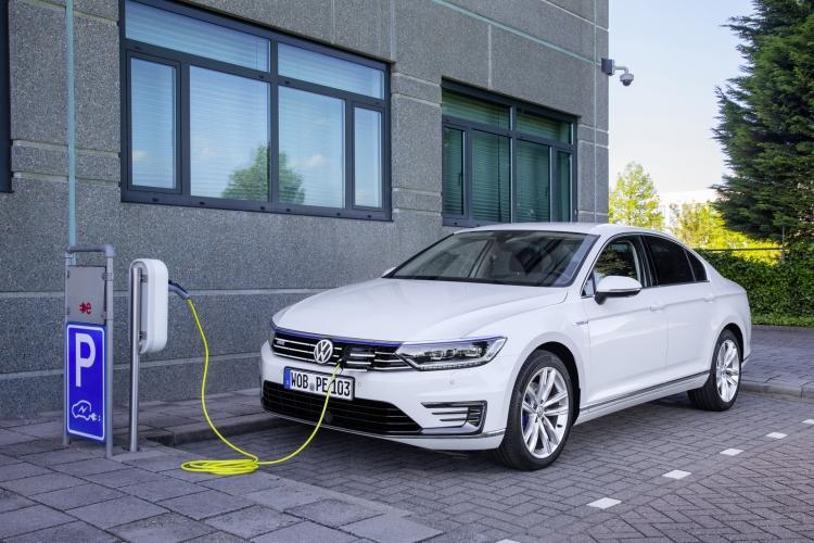 <p>Passat’ın hibrit versiyoru GTE ise sürpriz sayılabilir.</p>
