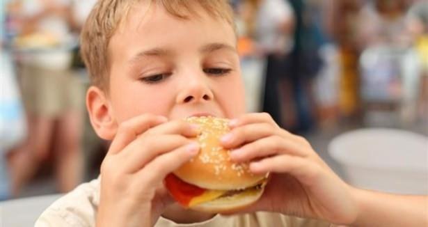 <p>Fiziki görünüm ve performans gerektiren toplu faaliyetlere uyum sorunu açısından obezite, çocuklarda sosyal izolasyona sebep oluyor. Bu sebepten de arkadaşları tarafından dışlanabiliyor.</p>
