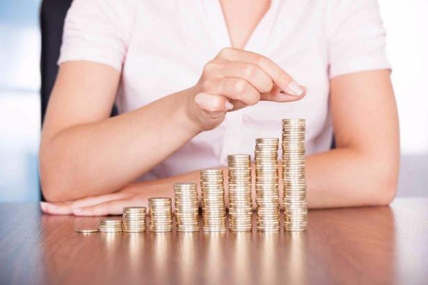 <p>Ayrıca; sıcaklığın içeride kalması için geceleri perdelerin kapalı olması enerji tasarrufu sağlar. Odada sıcaklığın artması halinde pencereleri açmak yerine radyatör musluğunu kısın.</p>

<p> </p>
