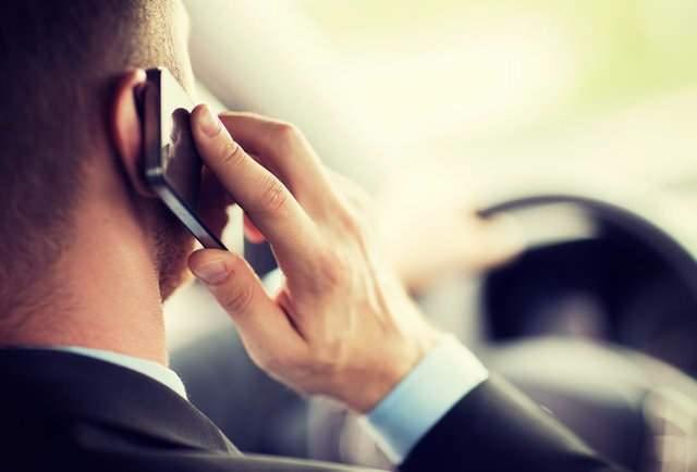 <p><strong>Yanlış. Bugüne kadar tek bir akaryakıt istasyonunda bile cep telefonundan kaynaklanan bir patlama veya alev alma vakası yaşanmamıştır.</strong></p>