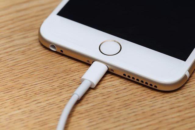 <p><strong>Akıllı telefonları gece şarjda bırakmak piline zarar verir.</strong></p>