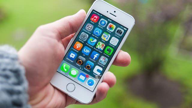 <p><strong>Yanlış. Akıllı telefonlar pil dolduğunda elektrik akımını keserler.</strong></p>