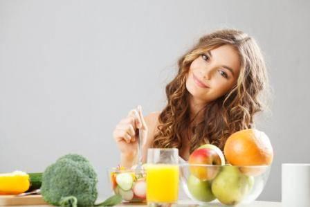 <p><strong>Az ve sık yemek kilo verdirir mi?</strong></p>

<p>Çok sık duyulan diyet efsanelerinden biri de budur. Son yıllarda yapılan araştırmalar, az ve sık yemenin metabolizmayı yavaşlattığını gösterdi. Ayrıca bu tip beslenmede gün sonunda alınan toplam kalori miktarı, üç ana öğünle alınandan daha fazladır.</p>
