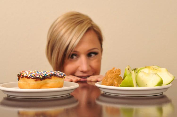 <p>Yapılan diyetlerin başarısızlıkla sonuçlanmasının en büyük nedeni, diyete başlamaktır. Diyete başlanmaz, diyet bir yaşam şeklidir ve hayata adapte edildiğinde kilo probleminizin olamayacağı anlamına gelir. </p>
