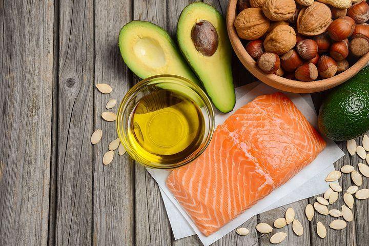 <p>Bunun dışında balık, kril, deniz ürünleri, su yosunları, keten tohumu ya da ceviz, hem tekli doymamış yağ, hem de omega-3 yağ asitleri içeren zeytinyağı gibi omega-3 kaynağı yağlar sağlıklı seçimlerdir.</p>