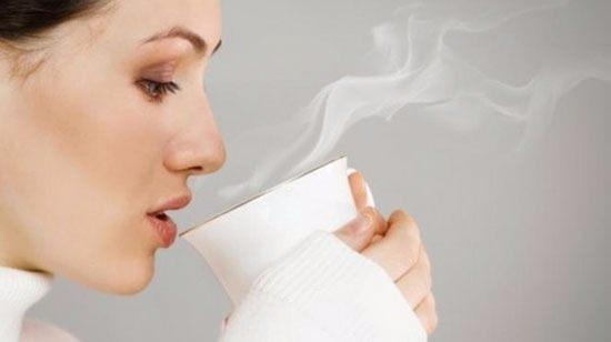 <p><strong>Bol su içmek zayıflatır mı?</strong></p>
<p>Bol miktarda su içmek zayıflamaya yardımcıdır, hatta faydalıdır.Fakat tek başına yeterli değildir. Su ile ilgili bilinen bir başka yanlış ise sabah kalkar kalkmaz ılık su içmekle ilgidir. Sıcak su zayıflamanızı kolaylaştırmaz.</p>