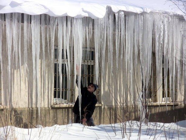 <p>Meteorolojiye göre, gecenin en düşük sıcaklıkları sıfırın altında olmak üzere Ardahan'ın Göle ilçesinde 39.7, Erzurum Havalimanı'nda 35, Ağrı'da 34.6, Ardahan'da 30.5, Kars'ta 28.6, Erzurum merkez Yakutiye'de 27.1, Muş'ta 20.8, Erzincan'da 17.4 ve Iğdır'da 11.4 dereceyi buldu. Kırsal alandaki kar kalınlıkları birkaç metre arasında değişirken kent merkezlerindeki kar kalınlıkları Ağrı'da 76, Muş'ta 59, Erzurum'da 48, Ardahan'da 25, Kars'ta 23, Erzincan'da 16 santimetre olarak ölçüldü.</p>
