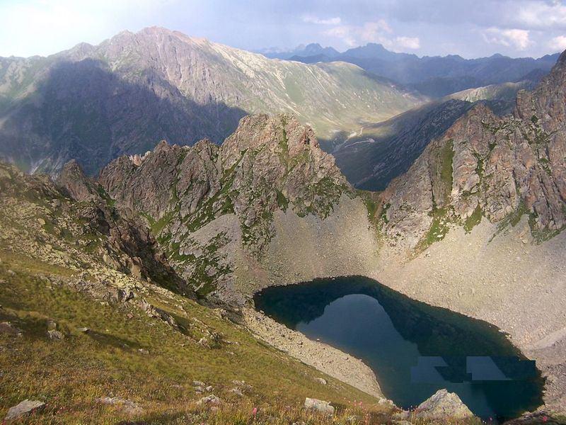 <p>Samsun'dan Artvin'e kadar çalışma yürüttüklerini anlatan Yüce, "Giresun, Artvin, Gümüşhane, Trabzon, Rize ve Bayburt'taki buzul göllerinin envanterini ve tanıtım stratejilerini belirleyerek, bunları kitapçık haline getirdik. Ulaşım imkanlarıyla ilgili çalışmayı da tamamladık" diye konuştu.</p>