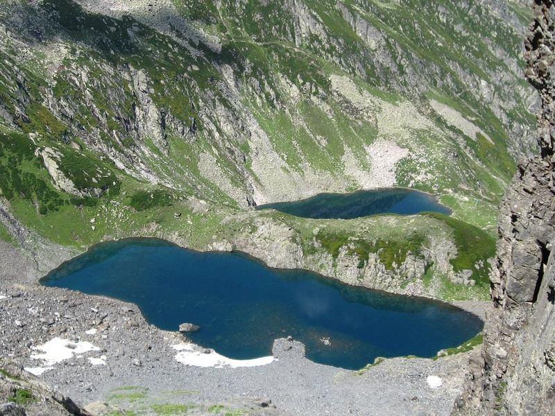 <p>Çalışmanın, doğal zenginliklerini en iyi şekilde koruyarak buzul göllerini teşhir etmek amacıyla yapıldığını dile getiren Yüce, "Buzul göllerine ilgi duyan, bölgemizdeki doğa zenginliğini görmek isteyenlere ulaşım imkanı sağlayarak, burayı yerli ve yabancı turistlere göstermeyi amaçlıyoruz. Binlerce yıllık göller var, bu doğal zenginliği herkesin görmesini istiyoruz. Bunlar, doğa harikası göllerdir" dedi.</p>