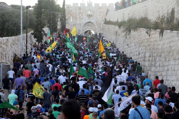 <p>İsrail askerlerinin g&ouml;steriye m&uuml;dahale etmesi &uuml;zerine &ccedil;atışma &ccedil;ıktı.</p>
