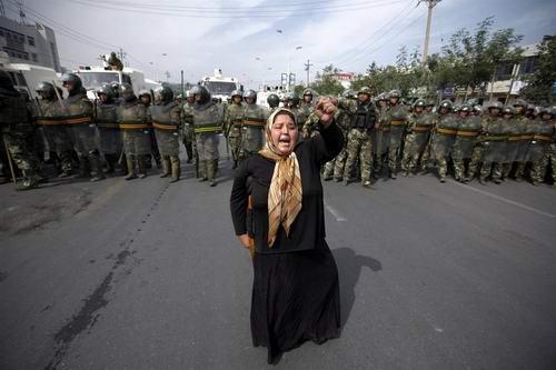 <p><strong>NAMAZ VE BAŞÖRTÜSÜ ARTI K YASAK</strong></p>

<p>Uygur Türklerinin yaşadığı Doğu Türkistan'da Çin'in baskısı bir türlü bitmezken Çin'in, Doğu Türkistan'da resmi kurumlar, okullar ve iş yerlerinde yıllardır uyguladığı yasaklar resmiyet kazandı. Namaz yasağının yanında dini giysilerle iş yerlerine gelme, kadınların başörtüsü takması ve kişinin İslam dini mensubu olduğunu gösteren diğer semboller de yasağa dahil edildi. </p>
