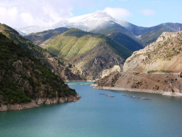 <p>Doğu Karadeniz'de önceki gün sahil kesimlerinde başlayan ve zaman zaman etkisi artıran sağanağın ardından soğuk havanın hakim olduğu yüksek kesimlerde yoğun kar yağışı etkili oldu. </p>