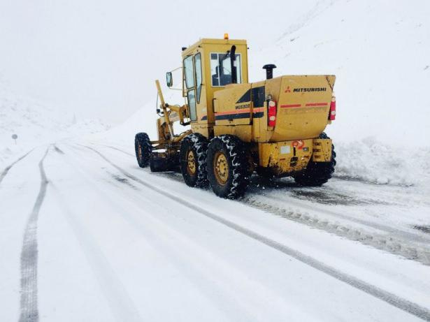 <p>Van'ın Bahçesaray ilçesinde kar yağışı ve sis, trafiği olumsuz yönde etkilerken, karayolları ekiplerinin çalışmaları da devam ediyor.</p>