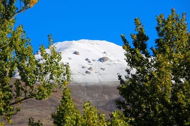 <p>Erzincan'da etkisini gösteren soğuk hava ve yağmur yüksek kesimlerde gece yerini kar yağışına bıraktı. Erzincan'ın güneyinde 3 bin 258 metre yüksekliğindeki Munzur Dağı beyaza büründü. </p>
