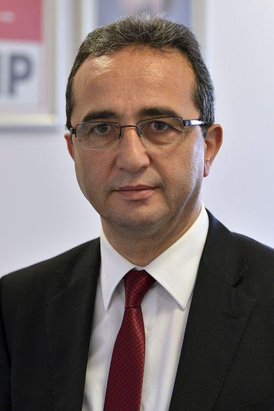 <p><strong>AK PARTİ Aydın Milletvekili Bülent Tezcan</strong><br />
<br />
1 fezleke.</p>