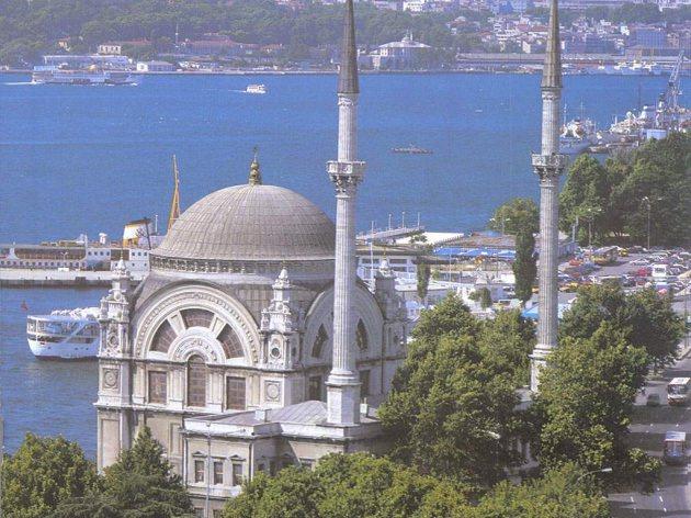 <p>Dolmabahçe Camii (Birinci Abdülmecid'in annesi Bezm-i Âlem Sultan</p>