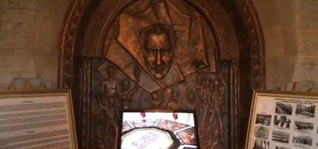 <p>Odaya dev bir pirinç kapıdan giriliyor. </p>