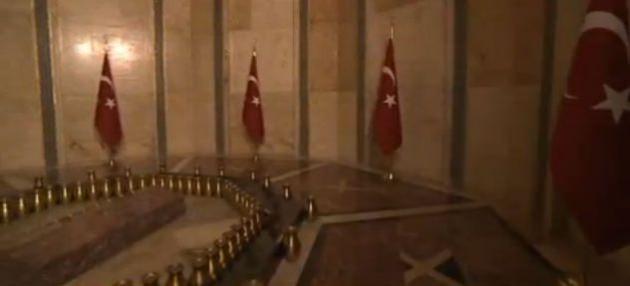 <p> Zemin ve duvarlar siyah, beyaz ve kırmızı mermerlerle kaplı.</p>
<div class="kge fLeft"> </div>