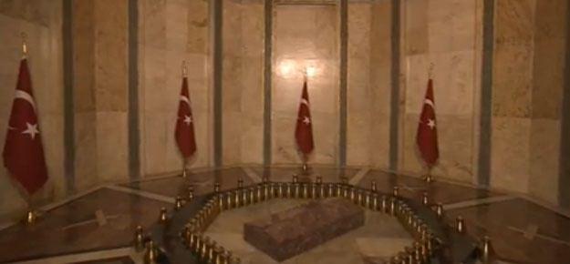 <p>Atatürk'ün naaşı mozelinin zemin katında. Mezar odası Osmanlı ve Selçuklu türbe mimarı tarzında ve sekizgen planla inşaa edildi.</p>