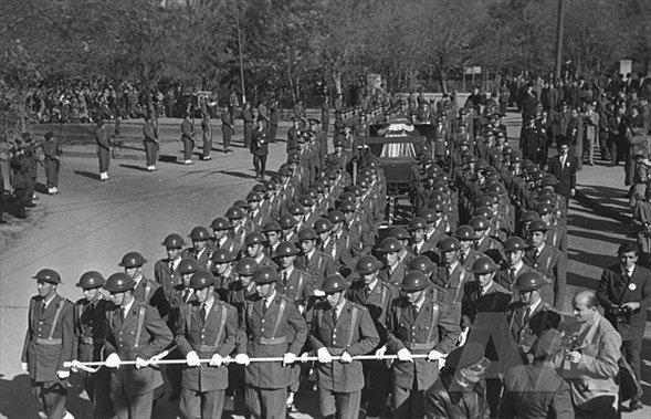 <p>''Dolmabahçe'den Anıtkabir'e'' Mustafa Kemal Atatürk'ün son yolculuğunu anlatan Anadolu Ajansı'nın arşivinden 150 eşsiz fotoğraf...</p>