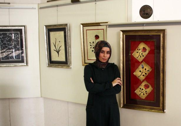 <p>Genç sanatkar Tuba Ruhengiz Azaklı’nın eserlerinden oluşan ebru sergisi Üsküdar Bağlarbaşı Kültür Merkezi’nde açıldı.</p>
