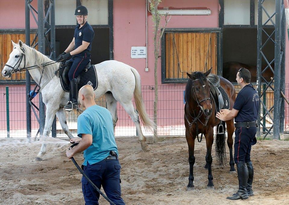 <p>Birliğin asli görevinin maçlarda önleyici hizmet olduğunu, bunun yanında İzmir Emniyetini tören ve gösterilerde temsil ettiklerini dile getiren Kurt, kruvaziyer gemilerle İzmir Limanı'na gelen turistleri de karşıladıklarını söyledi.</p>
<p> </p>