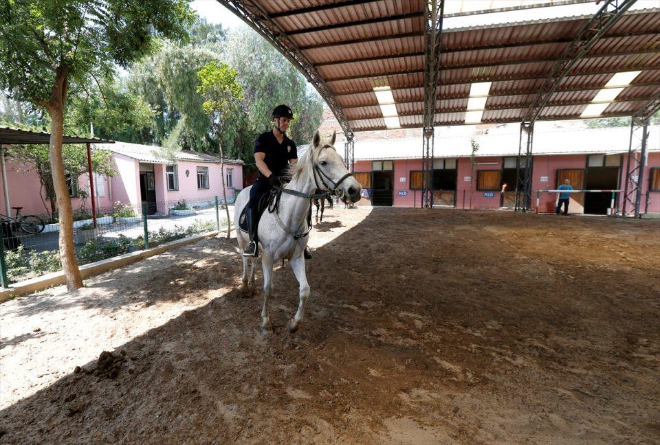 <p>Sosyal sorumluluk projelerinde de yer aldıkları bilgisini veren Kurt, engelli vatandaşların rehabilitasyonu için düzenlenen programlarda yaptıkları gösterilerin beğeni topladığını dile getirerek, şöyle dedi:</p>

<p> </p>
